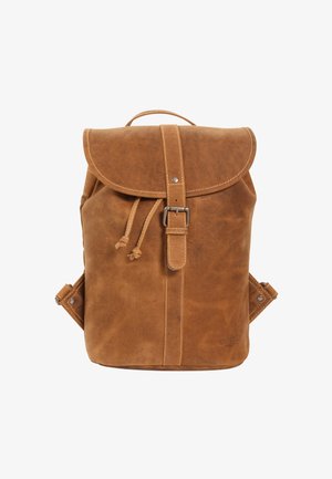 Bruine leren rugzak met bovenklep, gespband, trekkoordsluiting en verstelbare schouderbanden, afgebeeld tegen een witte achtergrond.
