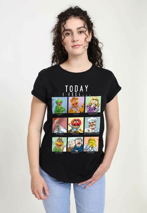 Zwarte katoenen t-shirt met een raster van cartoonfiguren met uitdrukkingen gelabeld "vandaag voel ik me." Korte mouwen, casual fit, zachte textuur.