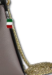 Bruine leren handtas met een gouden kettingband en een metalen hanger in de vorm van de Italiaanse vlag. Gladde textuur met gepolijste accenten.