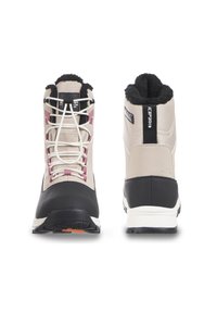 Beiget ja mustad talvekingad kunstkarvvuugiga, tekstureeritud ülemise osa, kontrastsete roosa tipuga shoelace'idega ja tugeva kummitaldaga. Näidatud esiplaan.