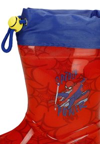 Červená gumová bota s modrým vrškem, na které je grafika Spider-Mana a vzor pavučiny. Obsahuje stahovací šňůrku pro nastavení velikosti.