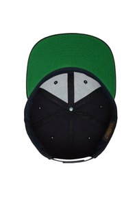 Fekete baseball sapka zöld lapos karimával. A belsejében szürke szövetpanelek és hat szellőzőnyílás található, amelyek biztosítják a légáteresztőséget.