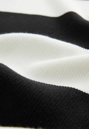 Csíkos anyag fekete és fehér vízszintes vonalakkal. Az anyag puhanak tűnik, bordázott textúrával, ami éles kontrasztos szakaszokat teremt.