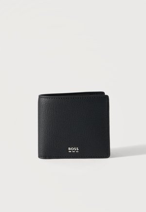 Cartera bifold de cuero negro con textura, con el logo "BOSS" en relieve en blanco en el centro frontal sobre fondo blanco.