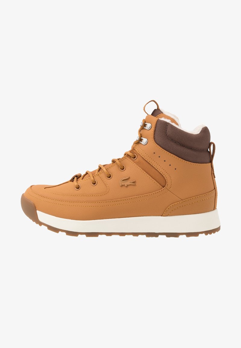 Baskets montantes couleur tan avec col rembourré marron, semelle blanche, fermeture à lacets à l'avant et petit logo crocodile sur le côté.