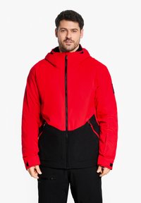 Rote und schwarze isolierte Jacke mit Kapuze, ausgestattet mit einem Frontreißverschluss und Seitentaschen. Das Design enthält Farbblocking und verstellbare Bündchen.