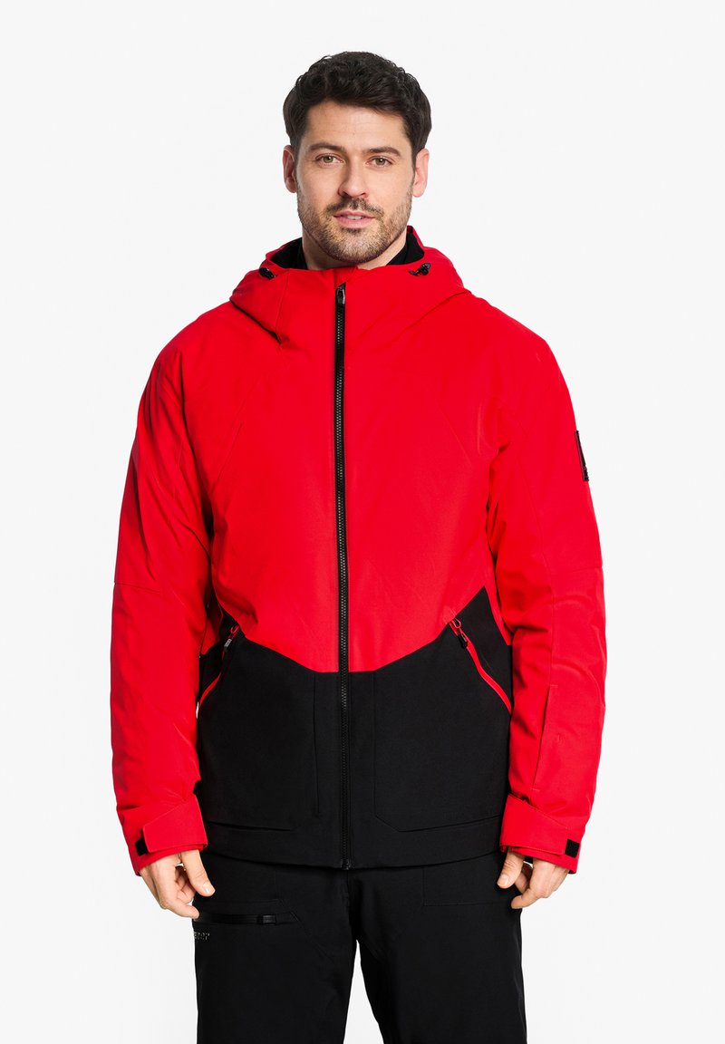 Rote und schwarze isolierte Jacke mit Kapuze, ausgestattet mit einem Frontreißverschluss und Seitentaschen. Das Design enthält Farbblocking und verstellbare Bündchen.