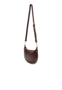 Borsa a spalla in pelle marrone con borchie dorate lungo il bordo, forma curvilinea, tracolla regolabile e texture liscia.