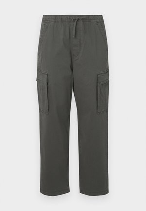 Sötétszürke cargo nadrág rugalmas derékkal, húzózsinórral, oldalsó flap zsebekkel és egyenes szárú szabással.