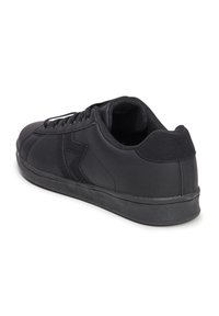 Sneaker neri con tomaia in pelle liscia, chiusura con lacci frontale, dettagli neri strutturati, colletto imbottito e suola in gomma antiscivolo.