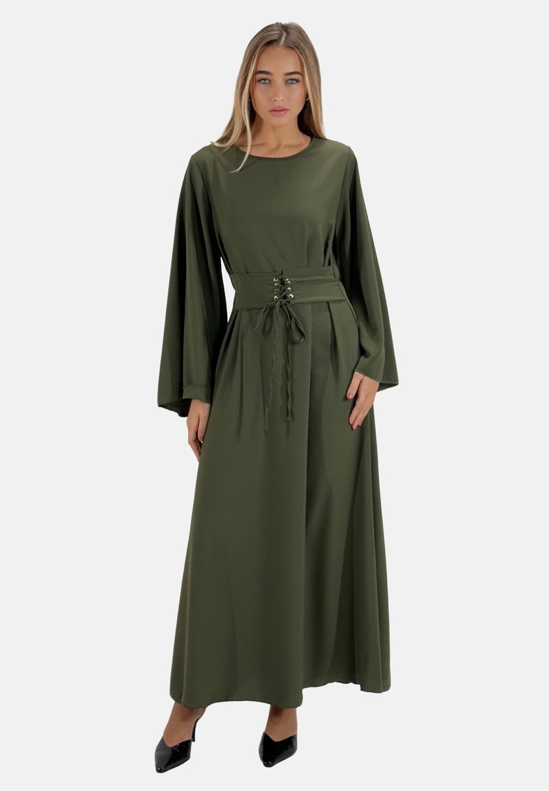 Robe maxi vert olive en tissu lisse, dotée de longues manches et d'une taille cintrée avec un détail de lacets décoratifs.