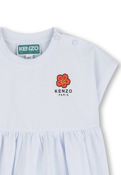 Robe en coton bleu clair avec manches courtes, jupe plissée et un logo floral rouge avec l'inscription « KENZO PARIS » sous le motif floral.