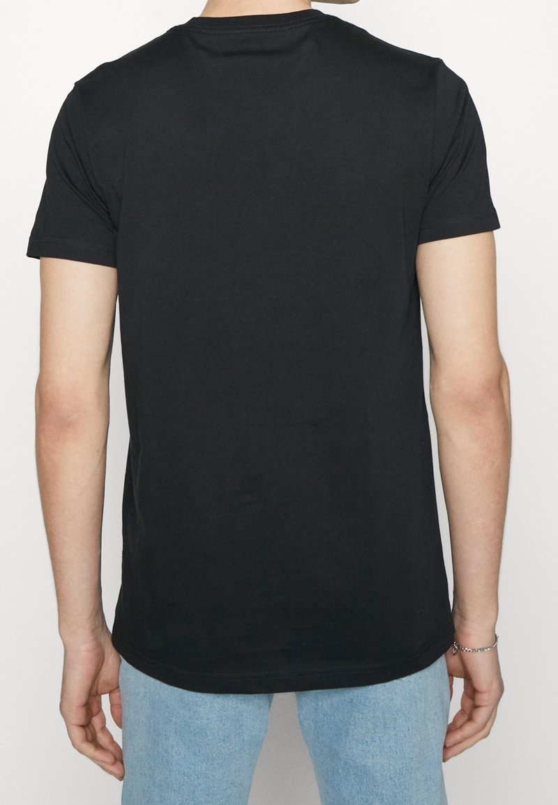 Svart kortärmad t-shirt med rund hals, tillverkad av mjuk bomull, med en rak fåll och en slät textur. Minimalistisk design.