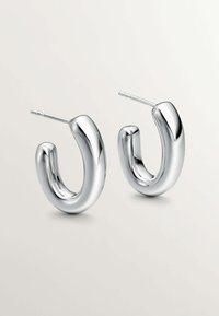 Pendientes de aro de plata con una superficie lisa y pulida, que cuentan con un diseño tubular redondeado y un pasador para un cierre seguro.