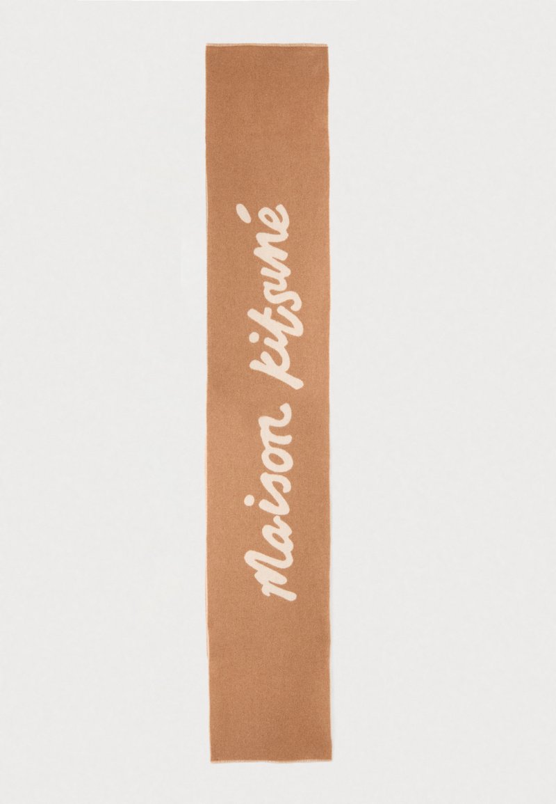 Lange camel-kleurige sjaal met "maison kitsuné" in grote, witte cursieve letters langs de lengte.