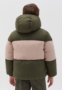 Giubbotto imbottito con un ampio cappuccio, caratterizzato da righe orizzontali verdi e rosa chiaro, texture trapuntata e polsini elastici.