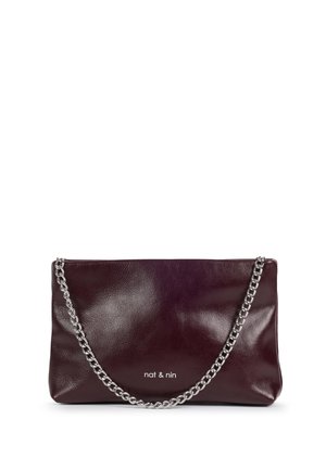 Pochette en cuir violet foncé avec bandoulière chaîne argentée et petit logo blanc "nat & nin" au centre devant.