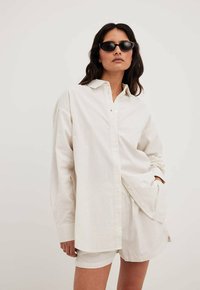 NA-KD SEERSUCKER MIT LANGEN ÄRMELN - Camicia - beige stripe