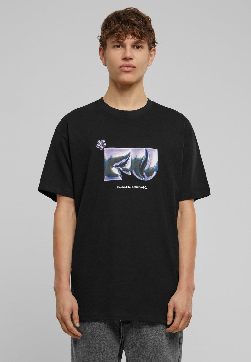 Sort bomulds t-shirt med et farverigt grafisk design med abstrakte former på forsiden og tekst, der lyder "[se bagsiden for definition]".