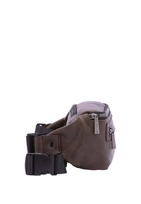 Marsupio in pelle marrone con finitura testurizzata, due scomparti con zip, tracolla regolabile e dettagli metallici.