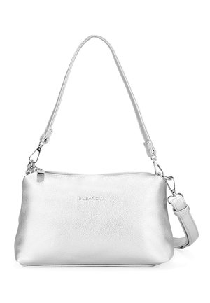Bolso cruzado de cuero plateado con un acabado texturizado, correa ajustable y cierre de cremallera. Presenta un logotipo en relieve en la parte frontal.