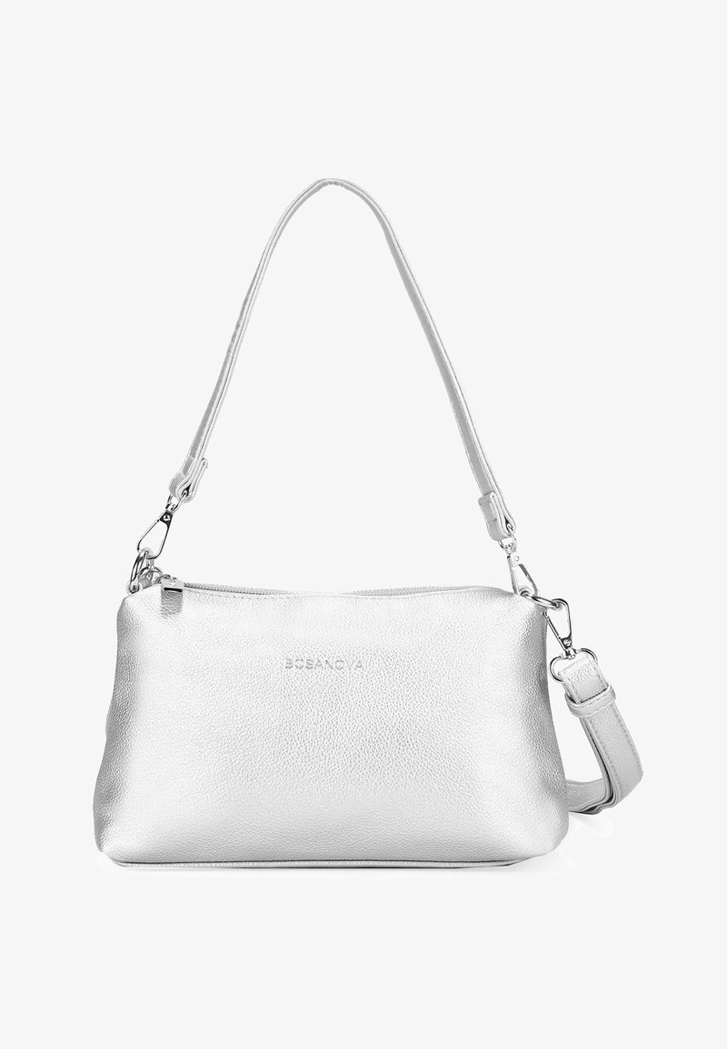 Bolso cruzado de cuero plateado con un acabado texturizado, correa ajustable y cierre de cremallera. Presenta un logotipo en relieve en la parte frontal.
