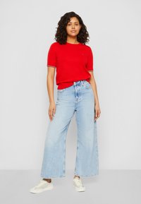 Tommy Hilfiger SHORT SLEEVE KNIT - Pamata T-krekls - fierce red