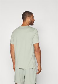 Nike Performance CREW SOLID - Spordi T-särk - jade horizon