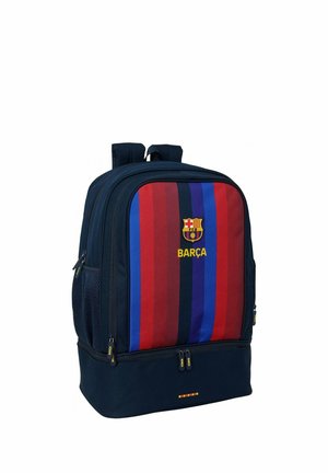 Plecak z granatową podstawą i przednim panelem w paski w kolorze czerwonym, niebieskim i bordowym, z logo FC Barcelona oraz napisem Barça żółtymi literami.