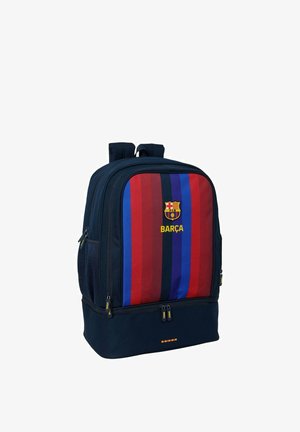 Plecak z granatową podstawą i przednim panelem w paski w kolorze czerwonym, niebieskim i bordowym, z logo FC Barcelona oraz napisem Barça żółtymi literami.
