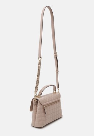 Sac à main matelassé beige avec une poignée supérieure, une longue sangle réglable ornée d'un détail en chaîne dorée, et une poche zippée à l'arrière.