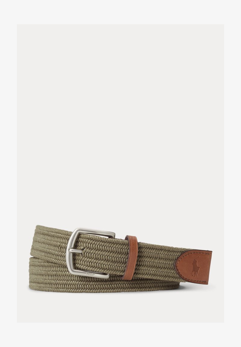 Cintura in tessuto intrecciato verde oliva con fibbia argento e passante e patta finale in pelle marrone con logo Polo impresso.