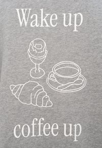 Γκρι ύφασμα με λευκό περίγραμμα που απεικονίζει ένα κρουασάν, μια κούπα καφέ με πιατάκι και ένα γλυκό σε ποτήρι. Το κείμενο λέει «Ξύπνα, καφές πάνω.»