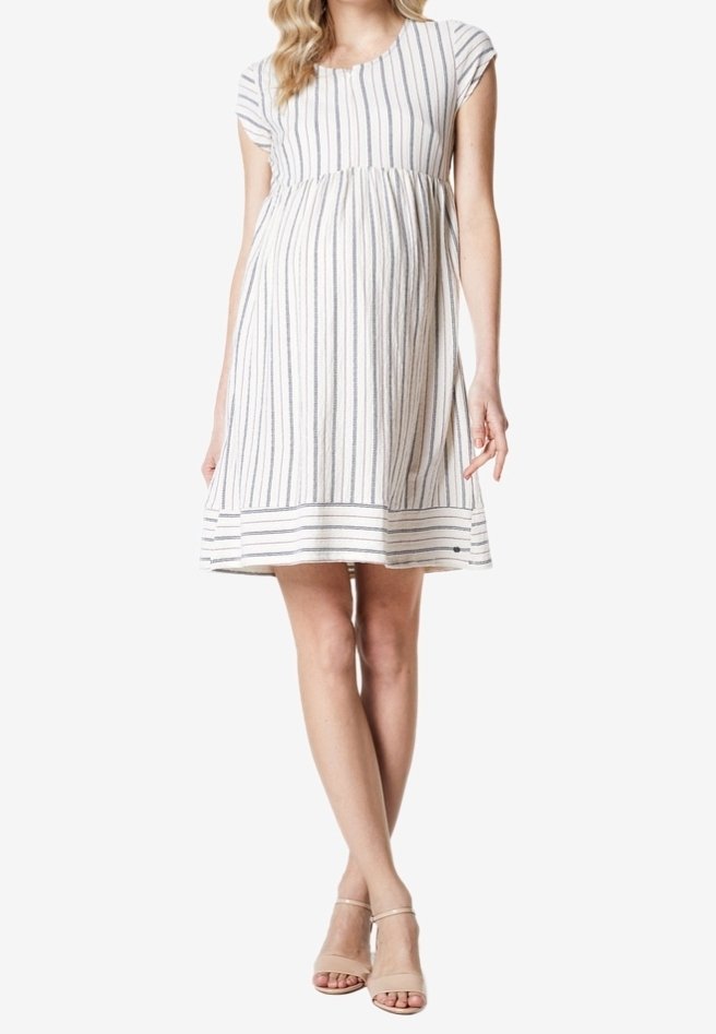Robe de maternité en tissu léger avec des rayures verticales bleues, manches gigot et taille empire. Jupe évasée avec un ourlet à hauteur du genou.