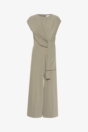 Khaki overall, mis valmistatud siledast kangast, laia sääre disainiga, lühikeste varrukatega ja lõua kinnitusega talje juures. Tagasipaneeliga tõmblukk.