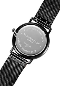 Orologio con cinturino in rete nera e cassa rotonda in acciaio inossidabile. Caratteristiche: logo inciso, fondello in vetro e movimento giapponese. Impermeabile fino a 3 ATM.