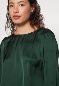 VILA VISOFIE - Blusa - pine grove