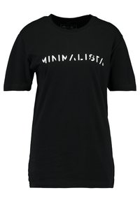 Svart bomullströja med stiliserad vit text "MINIMALISTA" på framsidan, korta ärmar och rundad hals.