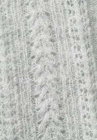 Lichtgrijze gebreide trui stof met een zachte, pluizige textuur. Heeft een zigzagpatroon en open steken, wat een verfijnde uitstraling creëert.