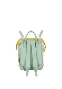 Mochila de material verde claro con acentos de cremallera amarilla, correas de hombro acolchadas, asa superior y bolsillos laterales con cremallera.