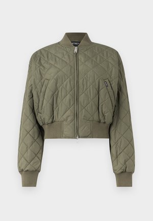 Πράσινο χακί μπουφάν bomber με καπιτονέ ύφασμα, ριμπ λαιμόκοψη, μανσέτες και τελείωμα, φερμουάρ μπροστά και πλαϊνές τσέπες με κλίση.