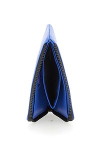 Portafoglio in pelle blu con chiusura a zip, dotato di due scomparti e una superficie liscia. La vista laterale mette in evidenza il design slim.