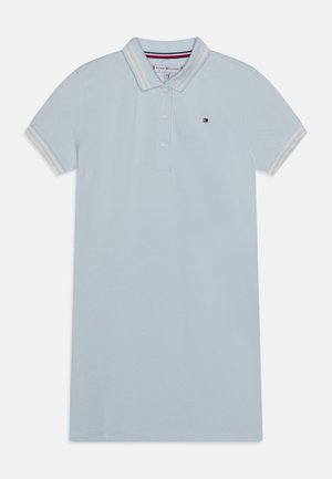 Světlomodré polo tričko s límečkem, tříknopkovou légou a proužkovanými manžetami. Na hrudi je malé logo a tričko má hladkou bavlněnou texturu.