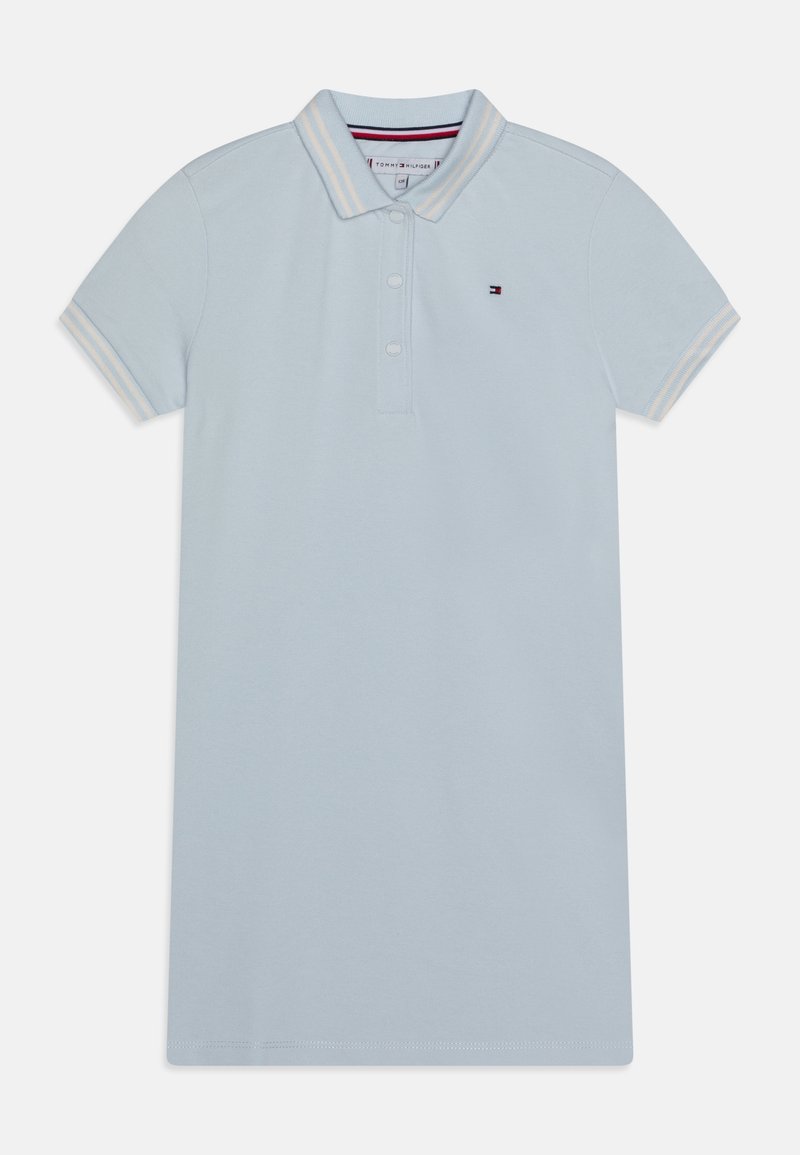 Jasnoniebieska koszulka polo z kołnierzykiem, patką na trzy guziki i paskowanymi mankietami. Posiada małe logo na piersi oraz gładką, bawełnianą fakturę.