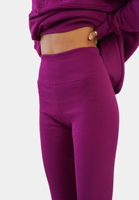 Paarse, strakke, geribbelde leggings met een hoge taille, voorzien van een soepele textuur en een aansluitend ontwerp, geschikt voor casual gebruik.