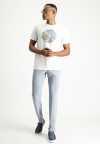 Kigili RUNDHALSAUSSCHNITT GEMUSTERT REGULAR FIT - Camiseta estampada - ecru