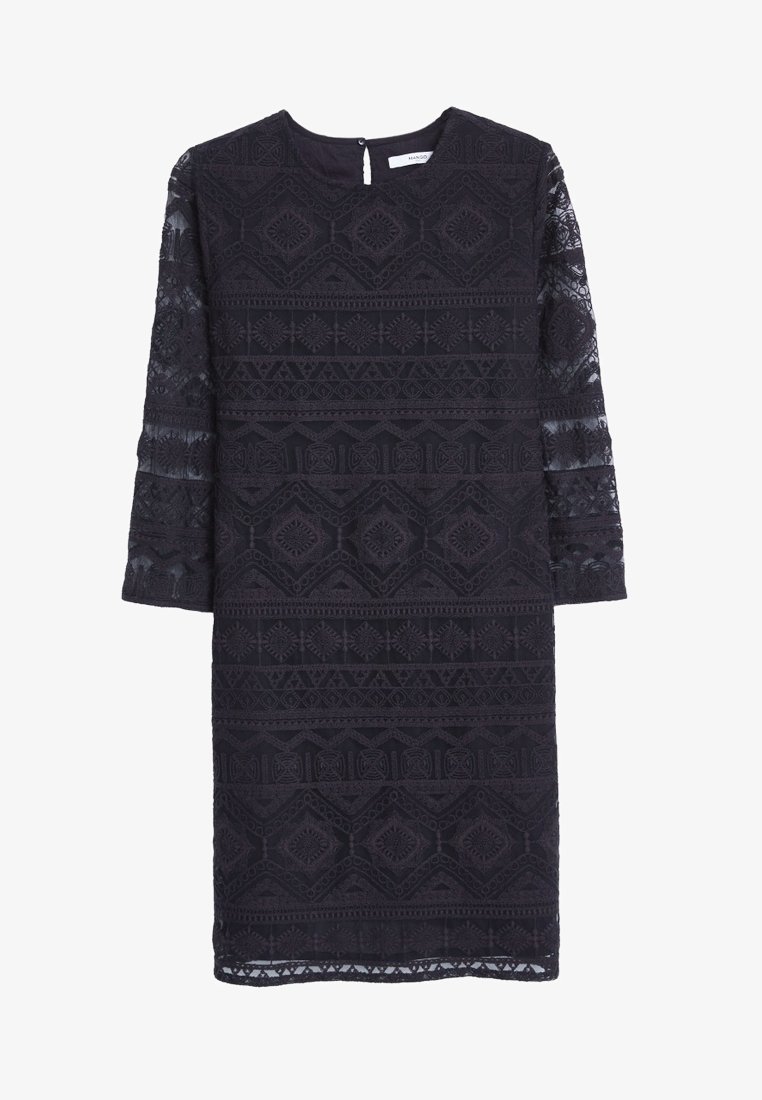 Abito in pizzo nero con maniche a tre quarti, caratterizzato da intricati motivi geometrici, colletto rotondo e una piccola apertura sul retro.