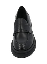 Mocassins en cuir noir avec un bout arrondi, présentant une large bride sur le cou-de-pied et une semelle en caoutchouc épaisse. Texture lisse avec un minimum de détails.