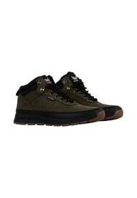Botas de senderismo verdes con un collar negro, con diseño de cordones, ojales metálicos y suela de goma texturizada para agarre. Marca Kaporal visible.