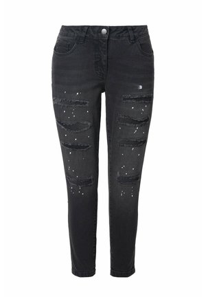 Jean en denim noir avec des détails déchirés, des bords effilochés et des éclaboussures de peinture blanche, doté d'une fermeture à bouton à l'avant et de poches.